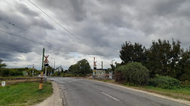 Kikapcsolják a fénysorompót a Rádi úti átjáróban. A kikapcsolás várható időtartama 2025. 10. 07. 08:00 órától – 2025. 10. 09. 19:00 óráig.