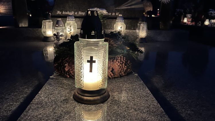 Hosszított nyitvatartással várja a megemlékezőket az alsóvárosi temető – videóval