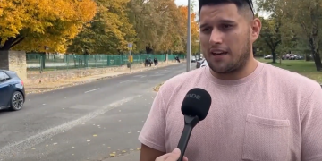 Sebességkorlátozó táblákat helyeznek ki a Deákvári főtéren – videóval