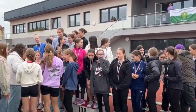 Harminchatodik alkalommal rendezte meg a Váci Reménység Egyesület a Kegyeleti váltófutást – videóval