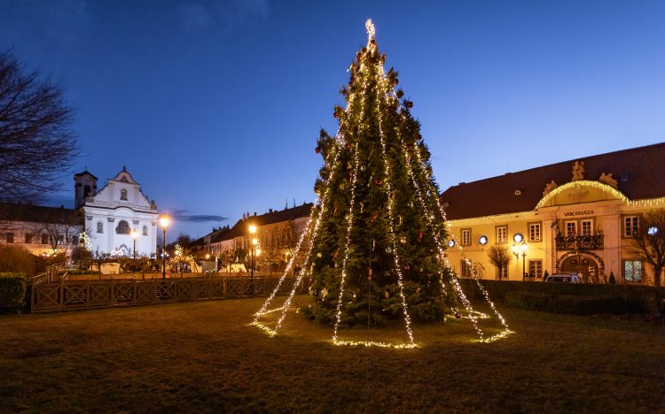 Keresik a város karácsonyfáit – videóval