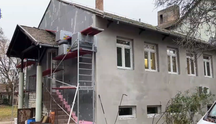 Jól halad az Arany János utcai idősotthon energetikai felújítása – videóval