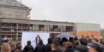 Elkészült a váci református iskola tornatermének és ebédlőjének szerkezete – videóval