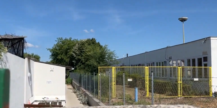 Nyílt nappal várja a látogatókat a váci hajléktalanszálló – videóval