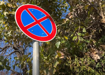 Megállni tilos táblákat helyeztek ki az Ambró Ferenc utcában – videóval