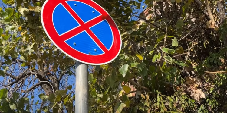 Megállni tilos táblákat helyeztek ki az Ambró Ferenc utcában – videóval