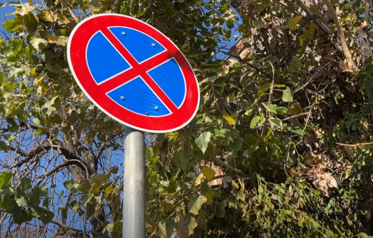 Megállni tilos táblákat helyeztek ki az Ambró Ferenc utcában – videóval