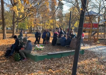 Az őszi munkákat végzik a diákok a Rózsakertben – videóval