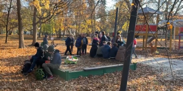 Az őszi munkákat végzik a diákok a Rózsakertben – videóval