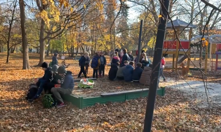 Az őszi munkákat végzik a diákok a Rózsakertben – videóval