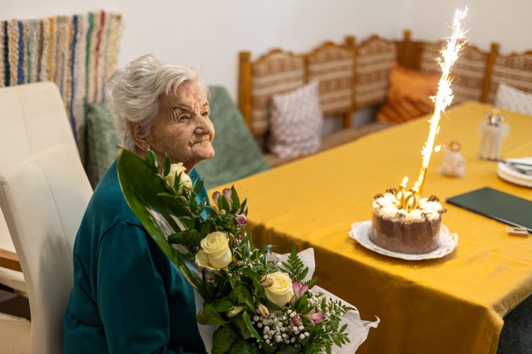 Isten éltesse Erzsi nénit!