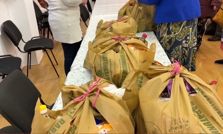 Rászorulók kaptak karácsonyi csomagot az önkormányzattól