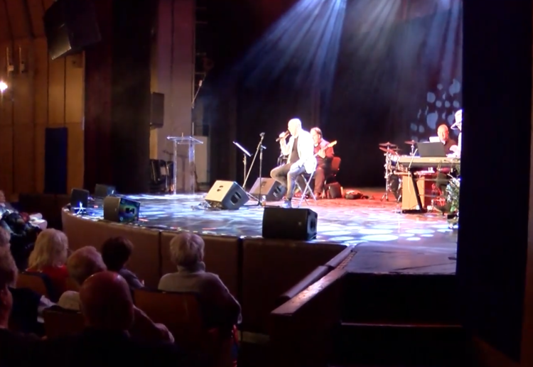 Zenével köszöntötték a váci szépkorúakat karácsony alkalmából