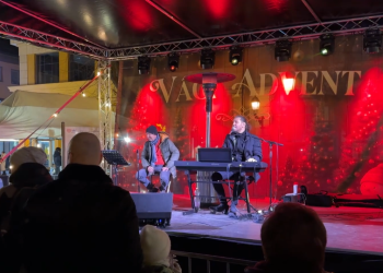 Megtelt a váci főtér az utolsó adventi hétvégén