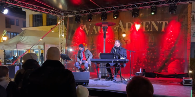 Megtelt a váci főtér az utolsó adventi hétvégén