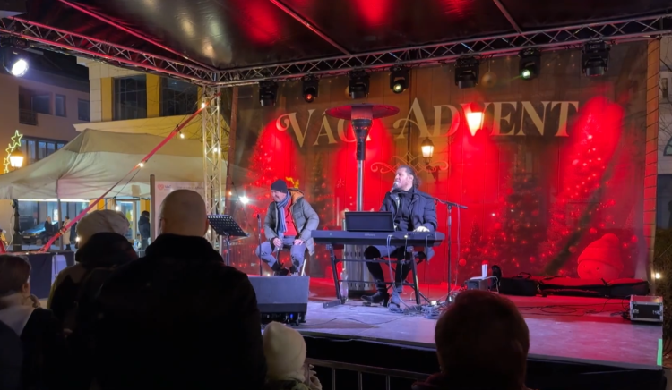 Megtelt a váci főtér az utolsó adventi hétvégén