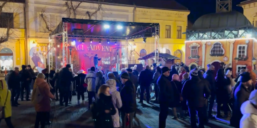 Meggyújtották vasárnap az első adventi lángot a váci  főtéren – videóval