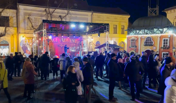 Meggyújtották vasárnap az első adventi lángot a váci  főtéren – videóval