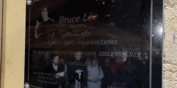Emléktáblát avattak Vácon a kung-fu mesternek, aki Chuck Norris-t is legyőzte – videóval