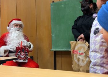 Feldíszített tűzoltóautóval érkezett az önkéntesek Mikulása