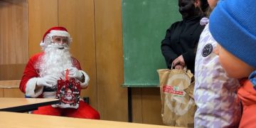 Feldíszített tűzoltóautóval érkezett az önkéntesek Mikulása