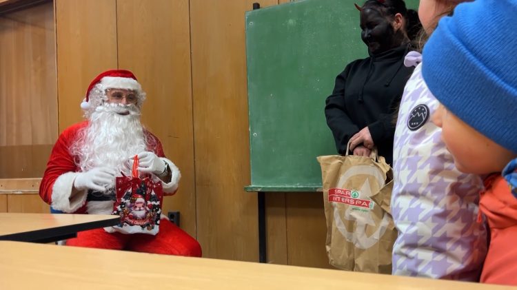 Feldíszített tűzoltóautóval érkezett az önkéntesek Mikulása