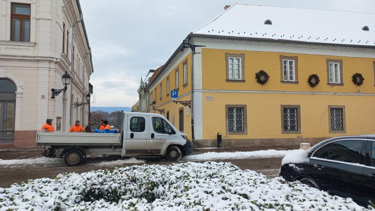 Hóeltakarítás, síkosságmentesítés