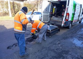 Megkezdődtek a téli kátyúkárok helyreállításai a város útjain