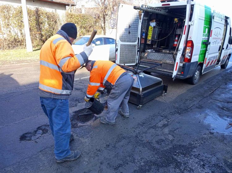Megkezdődtek a téli kátyúkárok helyreállításai a város útjain