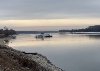 A jég miatt változik a kompközlekedés Vác és Tahi között
