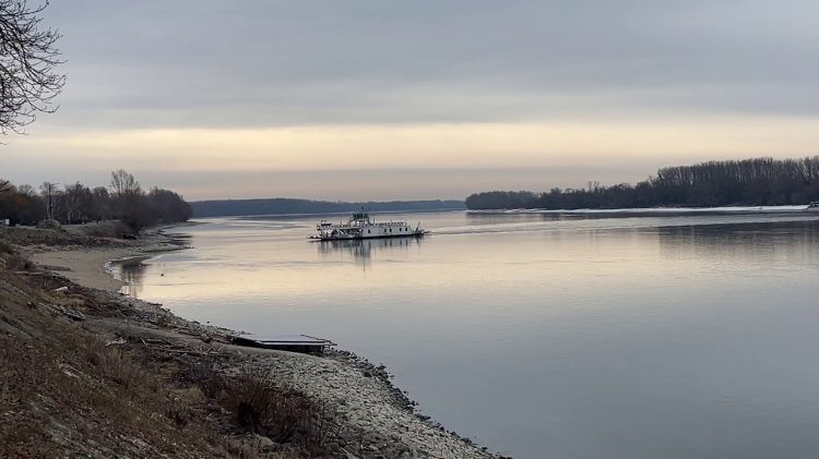 A jég miatt változik a kompközlekedés Vác és Tahi között