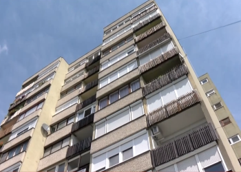 Lakáson belül eltört cső okozott kellemetlenséget a Földváry téren