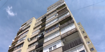 Lakáson belül eltört cső okozott kellemetlenséget a Földváry téren