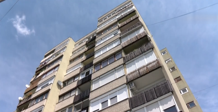 Lakáson belül eltört cső okozott kellemetlenséget a Földváry téren