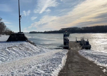 Jégtáblák a Dunán – a váci komp egyelőre még jár