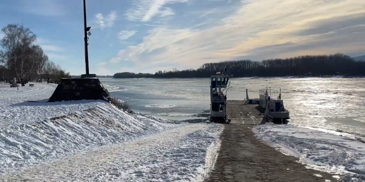 Jégtáblák a Dunán – a váci komp egyelőre még jár