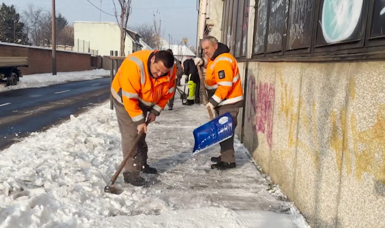 Ónos eső jön mínuszokkal, az önkormányzat minden eszközét beveti, de a lakosság segítségét is kéri a jégmentesítésben