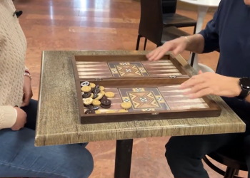 Tradicionális görög játékot mutat be a görög nemzetiségi önkormányzat