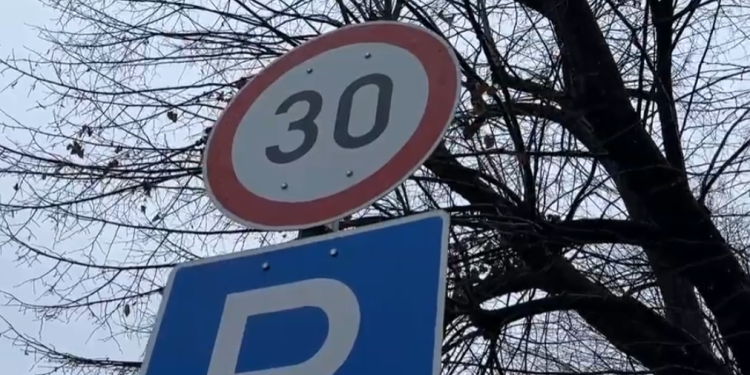 Sebességkorlátozás lépett érvénybe a Petőfi iskola előtt