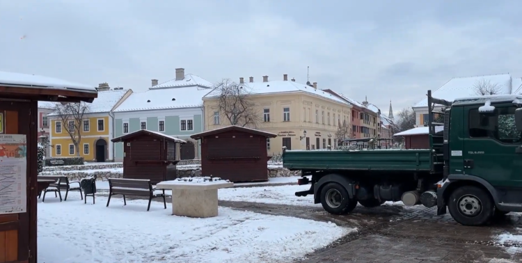 Lebontották az adventi időszak díszleteit a Főtéren