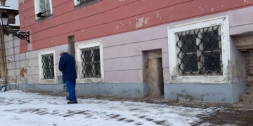 Segítségkérés és segítségnyújtás a hó eltakarításában