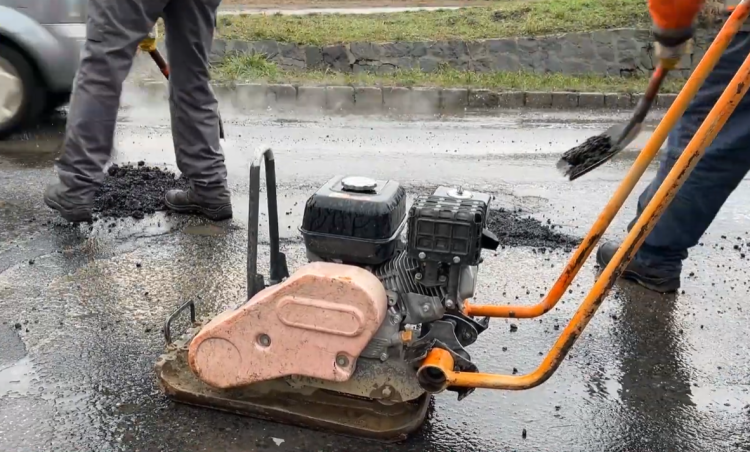 Elkezdte a fagy okozta kátyúk javítását a Városfejlesztő Kft.