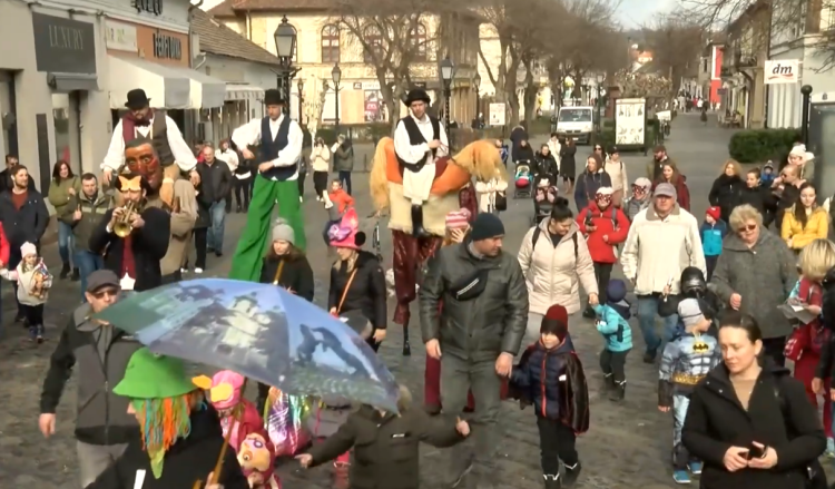 Valentin napon farsangi forgatag lesz a Főtéren