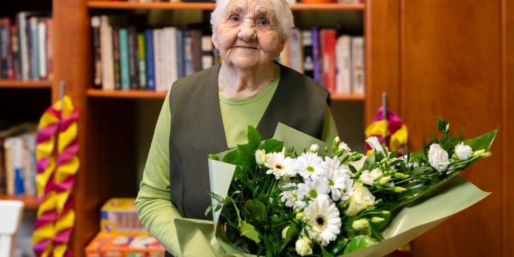 95. születésnapja alkalmából köszöntötték Erzsébet nénit a Rádi úti idősotthonban