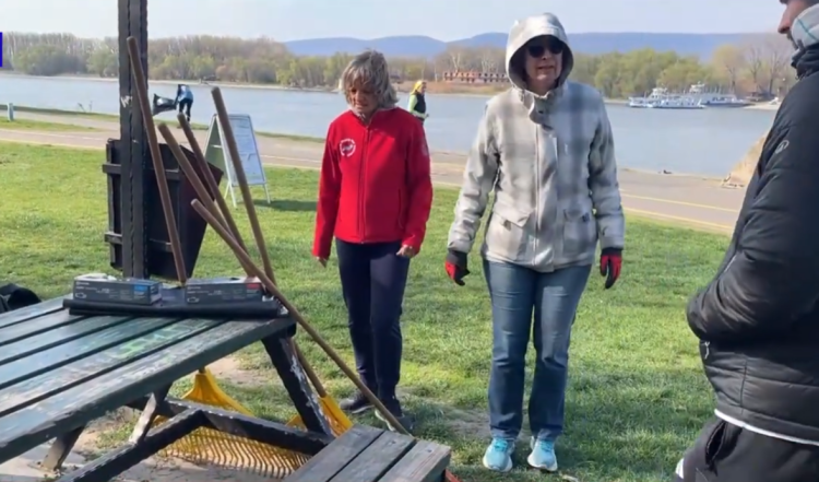 Öt zsáknyi szemetet gyűjtöttek az önkéntesek a Duna-parton