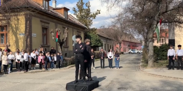 A Petőfi emléktáblát koszorúzták meg a város általános iskolásai