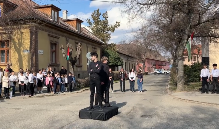 A Petőfi emléktáblát koszorúzták meg a város általános iskolásai