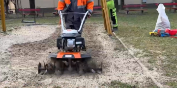 A városi játszóterek tavaszi karbantartását végzik