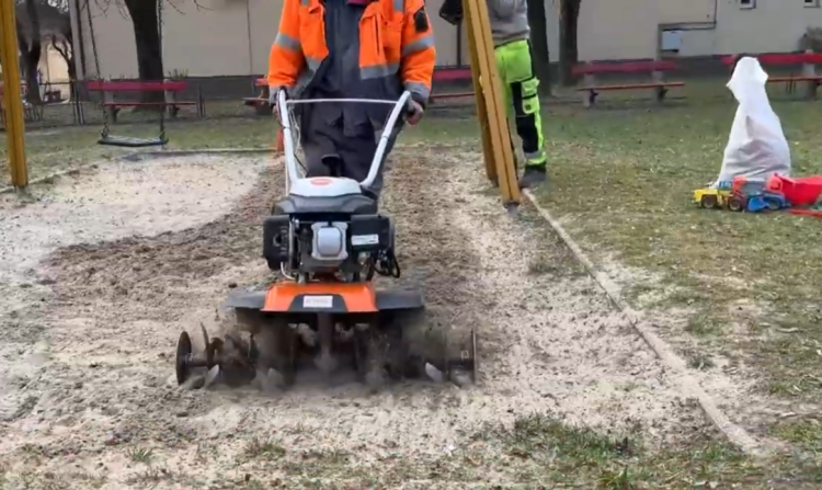 A városi játszóterek tavaszi karbantartását végzik