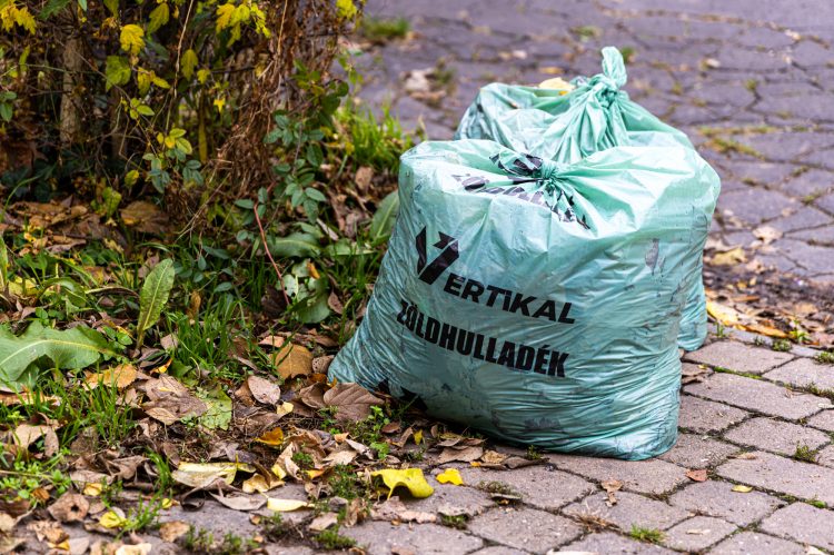 Március 21-én és április 18-án vehetők át a zöldzsákok